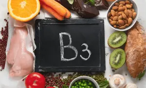 Niacin (B3) ist in Lebensmitteln wie Hühnchen, Leber, Erbsen, Orangen, Karotten, Tomaten, Mandeln und Brot enthalten.