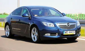 Niebieski Opel Insignia 2.0 Turbo w ruchu drogowym.