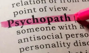 Podkreślone słowo "Psychopath" w słowniku. Czy to socjopata, czy psychopata? Definicja opisuje kogoś z antyspołecznym zaburzeniem osobowości.