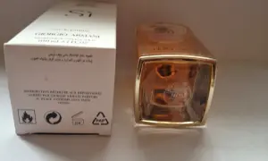 Porównanie Giorgio Armani Si: oryginał i podróbka. Na zdjęciu pudełko i butelka perfum.