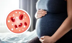 Ciężarna kobieta z powiększoną wizualizacją krwi, gdzie widoczne są czerwone krwinki i białe krwinki, sugerujące, że leukocyty za wysokie.