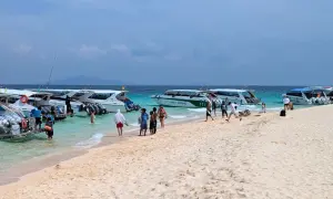 Piękna plaża w Tajlandii, łodzie czekają na turystów. Marzenie o wizie do Tajlandii staje się rzeczywistością.