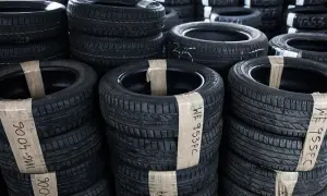 Stosy opon bez felg, oznaczonych taśmą, pokazują, jak przechowywać opony bez felg.