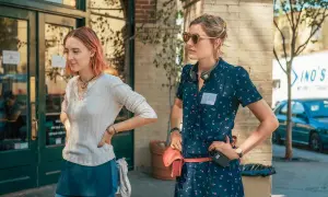 Dwie kobiety na planie filmowym. Jedna z nich, z różowymi włosami, to aktorka z jednego z filmów grety gerwig.
