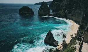 Turkusowe morze i skaliste wybrzeże. Marzysz, by wiedzieć, ile się leci na Bali, by zobaczyć ten raj?