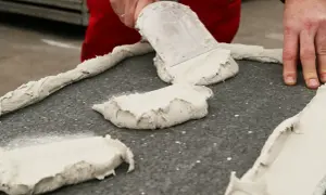 Czy styropian grafitowy trzeba przecierać, aby uniknąć problemów z klejem?
