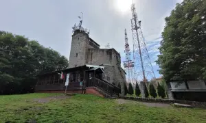 Ruiny zamku na Chełmcu, obok wieże telekomunikacyjne. Trasa turystyczna prowadzi do tego malowniczego miejsca.