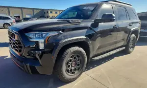 Czarny Toyota Sequoia TRD Pro gotowy na przygody.