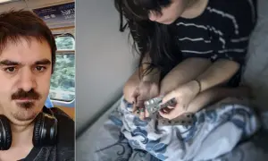En person med mörkt hår sitter i sängen och håller i en tablettask. Kanske funderar hen på anafranil biverkningar.