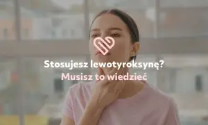 Kobieta dotyka szyi, zastanawiając się, czy przed badaniem tarczycy brać tabletkę. Napis: "Stosujesz lewotyroksynę? Musisz to wiedzieć".