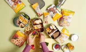 Gesunder Brotbelag: Nüsse, Trockenfrüchte und Beeren für die Lunchbox. Seeberger bietet vielfältige Snacks für unterwegs.