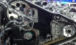 Détail d'un moteur avec courroie crantée, peut-être le bruit courroie de distribution au ralenti est audible.