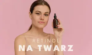 Kobieta prezentuje serum z retinoidami na twarz.