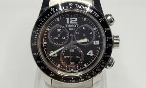 Reloj Tissot 1853 con cronógrafo y cristal de zafiro. Su esfera negra muestra la hora y los sub-diales, con un bisel taquimétrico.
