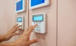 Ile prądu pobiera alarm w domu? Sprawdź koszty i oszczędności