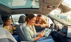 Familia planea sus próximos movimientos 4, revisando un descuento de 5.500€ en una tablet dentro de un coche eléctrico.