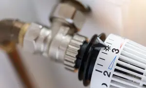 Nahaufnahme eines Thermostatventils. Ein hydraulischer Abgleich ist Pflicht für effizientes Heizen.