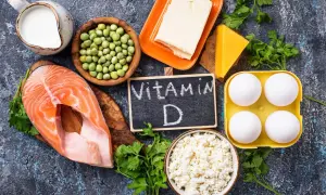 Ingredienti per come prendere la vitamina D: salmone, uova, latte, formaggio, piselli, burro e prezzemolo.