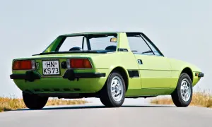 Jasnozielony Fiat X1/9 z lat 70. na pustej drodze, z widokiem na tył i bok.