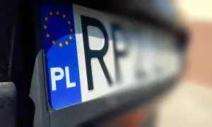 Zbliżenie na polską tablicę rejestracyjną z symbolem UE. Może to być związane z wyrejestrowaniem pojazdu.