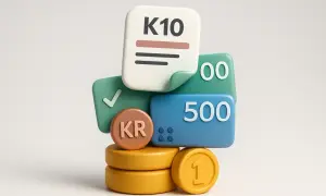 En stapel med K10-dokument, mynt och siffror som representerar en skatt på aktieutdelning.