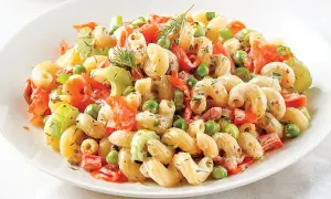 Salade de pâtes au saumon: la recette parfaite pour toutes les occasions