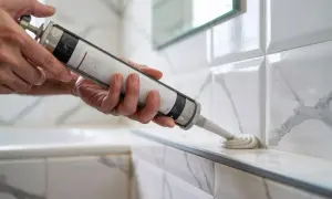Jak uszczelnić fugi w prysznicu, aby uniknąć pleśni i kosztownych napraw