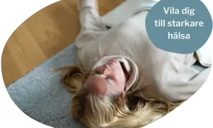 Kvinna vilar på en matta, kanske känner sig trött och har svårt att komma igång med saker. Texten "Vila dig till starkare hälsa" uppmuntrar till återhämtning.