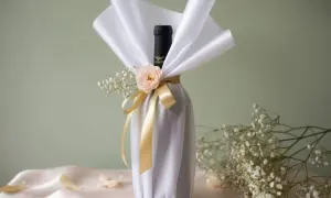 Jak ładnie zapakować wino na ślub – proste i eleganckie pomysły na prezent