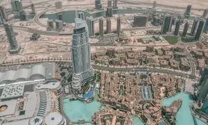 Luftaufnahme von Dubai: Ein kurzer **stop over** in der Stadt der Superlative mit dem Burj Khalifa und dem Dubai Mall.