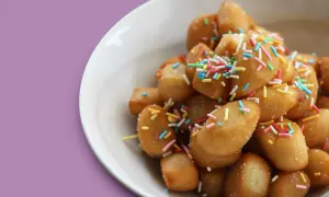 Dolci tipici pugliesi elenco: piccole palline fritte cosparse di zuccherini colorati, un assaggio di festa.