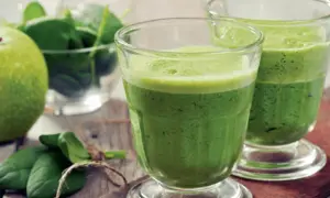 El batido de espinacas, manzana y zanahoria que cambiará tus mañanas