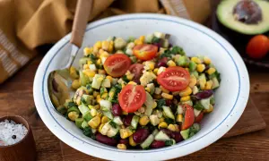 Bunter Kidneybohnen Salat mit Mais, Avocado und Tomaten. Ein erfrischender Genuss!