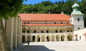 Zamek Sucha Beskidzka z arkadowym dziedzińcem i zieloną wieżą. Spacer po dziedzińcu z psem.