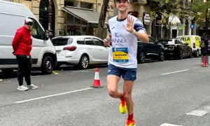 Nathan corre i 10 km in gara, salutando con la mano. Il tempo è ancora da definire, ma la sua energia è palpabile.