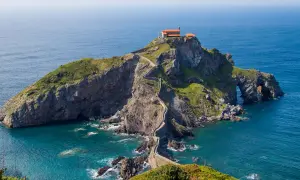 El camino de san sebastian a bilbao por la costa te lleva a este islote con ermita y escalinata, un paisaje espectacular.
