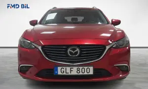 Röd Mazda 6 kombi, perfekt för en familjeresa. Läs vårt mazda 6 begagnad test för att se om den passar dig.