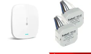 Biały moduł centralny i dwa moduły Satel do sterowania roletami.