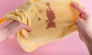 Jak usunąć plamy z krwi menstruacyjnej z materaca? Sprawdzone metody