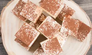 Sześcienne pianki ptasie mleczko posypane kakao, gotowe do podania. Idealne na deser, gdy szukasz prostego ptasie mleczko przepis.