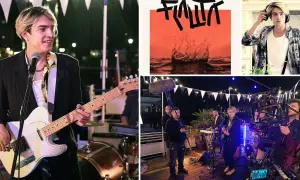Młody muzyk gra na gitarze elektrycznej podczas koncertu. W tle widać zespół i ekipę filmową. Na górze zdjęcie okładki albumu "Flauta".