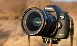 Canon EOS 5D Mark III z obiektywem Canon EF Lens, widoczna średnica 77mm, idealna do montażu filtrów do zdjęć.