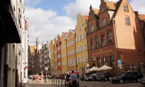 Kolorowe kamienice przy ulicy Chlebnickiej w Gdańsku, z charakterystycznymi fasadami i dachami.