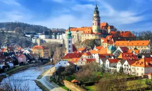 Malowniczy widok na zamek i miasteczko nad rzeką. Jedne z najpiękniejszych atrakcji Czech.