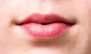 Nahaufnahme von Lippen. Trockene Lippen können ein Zeichen dafür sein, dass der Speichelfluss nachts angeregt werden muss.