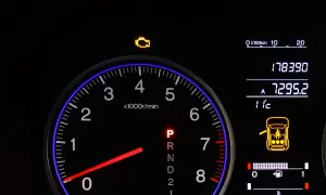 Kontrolka silnika świeci się, a obok widać ikonę otwartych drzwi i pasażerów. Przebieg 178390 km.