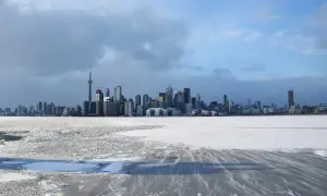 Klimat Toronto: Co kształtuje zaskakującą pogodę w mieście?