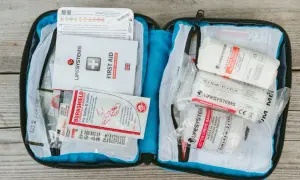 Apteczka pierwszej pomocy: Co musi zawierać? Poradnik krok po kroku