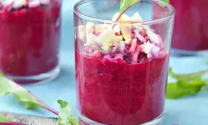 Verrine betterave, une purée onctueuse surmontée d'œufs durs émiettés et de quelques feuilles de betterave.