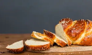 Czy chałka tuczy? Sprawdź, jak wpływa na Twoją wagę i dietę
